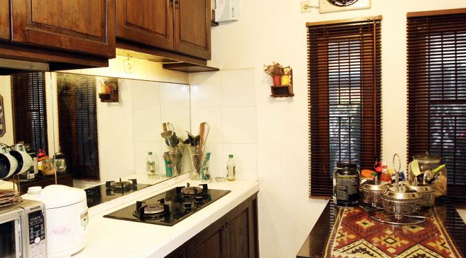 Dapur Dwi Andhika yang juga jadi tempatnya untuk menyantap sarapan. (Deki Prayoga/Bintang.com)
