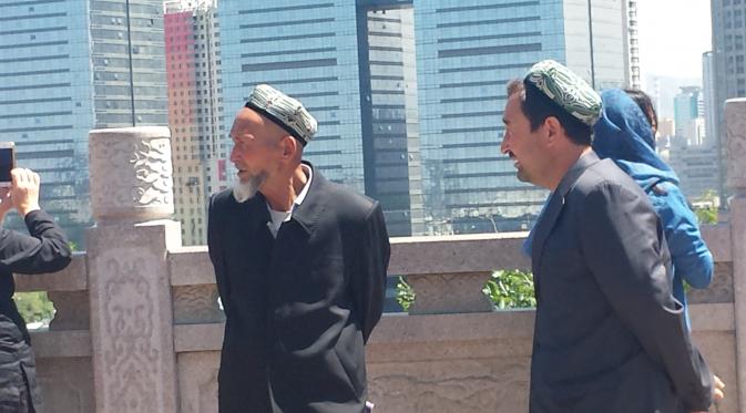 Pria etnis Uighur di Urumqi, Xinjiang (Liputan6/Arie Mega Prastiwi)