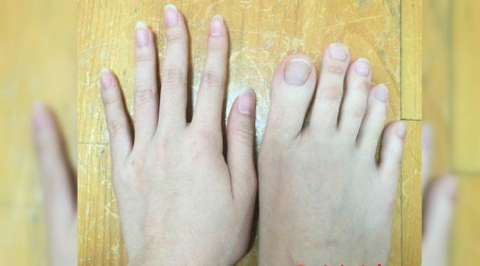 Dalam foto-foto yang dipostingnya juga memamerkan beberapa keahliannya dengan memiliki jari kaki yang panjang.(Shanghaiist.com)