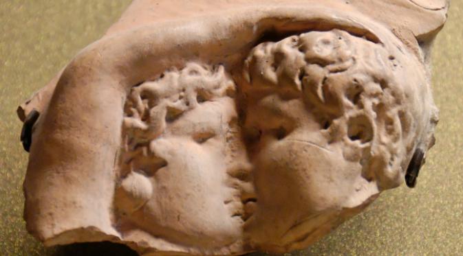 Pasangan berciuman. Kabar selentingan para tokoh Romawi Kuno dan Yunani Kuno menjadi pembicaraan di tengah-tengah masyarakat pada masanya. (Sumber Wikimedia))