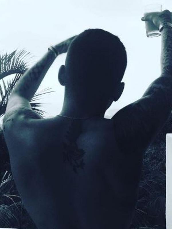 zayn malik pamer punggung polosnya, (Instagram)