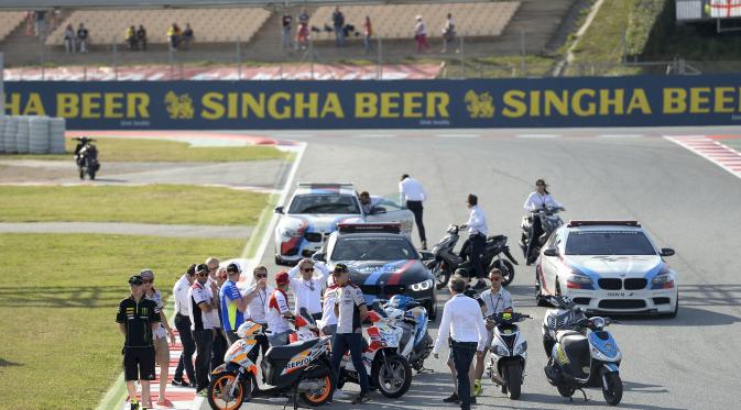 Pembalap MotoGP dan pengawas pertandingan meninjau sirkuit Catalunya setelah insiden yang menewaskan Luis Salom (Josep Lago/ AFP)