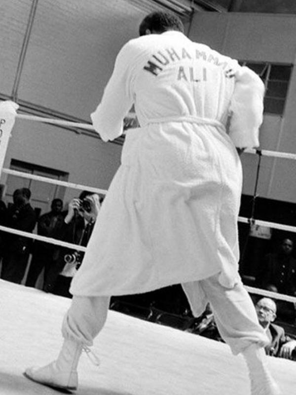 Gaya jubah kebesaran petinju Muhammad Ali. Sumber: Complex.com