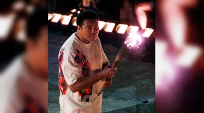 Muhammad Ali mendapat kehormatan untuk membawa obor api guna menyulut kawah api Olimpiade 1996. (Sumber New York Daily News)