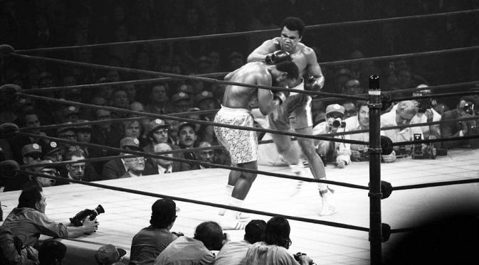Ali dan Joe Frazier pada tahun 1971 dalam pertandingan yang dikenal dengan 'Fight of the Century'. (Via: http: www.dailymail.co.uk)