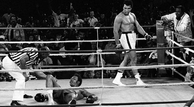 Ali berkeliaran di atas ring setelah menjatuhkan George Foreman di babak delapan dari Rumble in the Jungle di Zaire pada 1974. (Via: http: www.dailymail.co.uk)