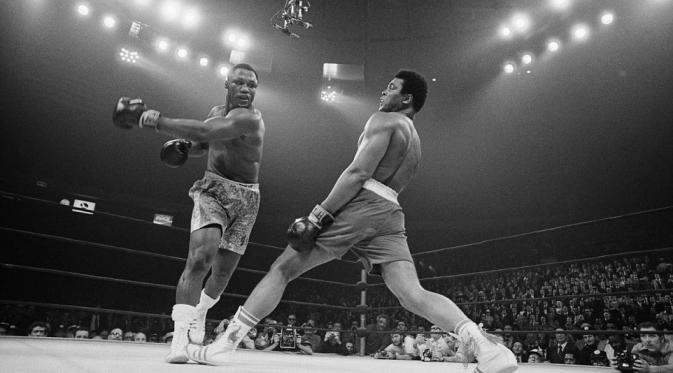 Frazier dan Ali di Fight of the Century di New York Madison Square Garden. (Via: http: www.dailymail.co.uk)