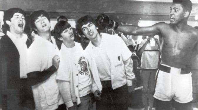 Pada 1964, Ali bertemu The Beatles (dari kiri) Paul McCartney, John Lennon, Ringo Starr dan George Harrison. (Via: http: www.dailymail.co.uk)