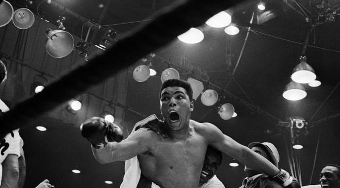 Kegembiraan Ali karena kemenangan atas Liston dan dikerumuni oleh pendukung di akhir laga. (Via: http: www.dailymail.co.uk)
