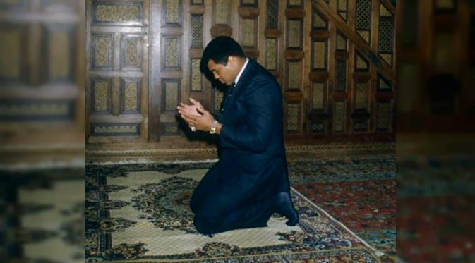 Petinju legendaris Muhammad Ali tengah beribadah. (sumber: Sports Illustrated)