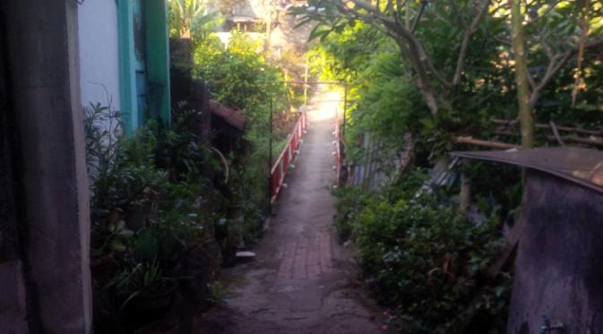 Jalan setapak melalui jembatan kecil akses jalan menuju makam Raden Mas Cokroningrat. (Liputan6.com/Dewi Divianta).