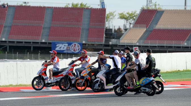 Para pebalap MotoGP yang tergabung dalam Komisi Keselamatan melihat tikungan dimana Luis Salom mengalami kecelakaan pada latihan bebas kedua (FP2) GP Catalunya, Spanyol, (3/6/2016). (AFP/Josep Lago)