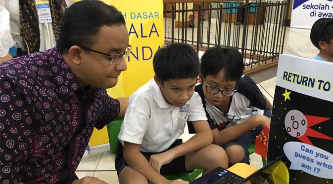 Siswa-siswi sekolah dasar yang terlibat di ekskul Coder Camp memberikan penjelasan kepada Mendikbud Anies Baswedan tentang game yang mereka buat. 
