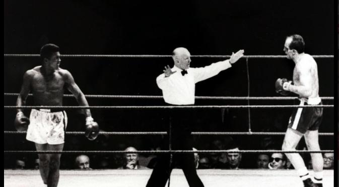 Muhammad Ali saat bertanding melawan Henry Cooper di stadion Highbury / Arsenal.com