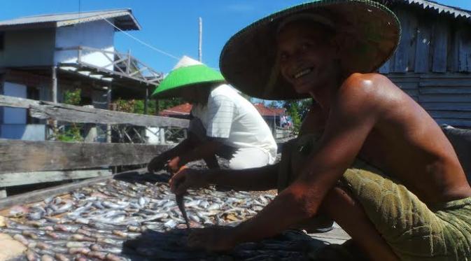Wasir, warga Dusun Batu Rawan, Desa Semangit, Kecamatan Batang Lupar, Kabupaten Kapuas Hulu, Kalimantan Barat, tidak lagi hanya menggantungkan penghasilan hasil tangkapan ikan. (Liputan6.com/Rita Ayuningiyas)