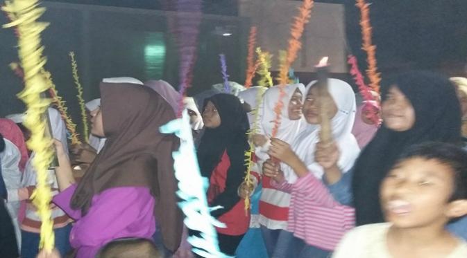 Menyambut Ramadan, warga Jakarta melakukan pawai obor keliling kampung.