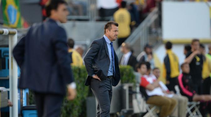 Pelatih Brasil, Dunga menyaksikan anak asuhnya berlaga melawan Ekuador pada partai pembuka Copa Amerika 2016 di Stadion Rose Bowl, Pasadena, California, Amerika Serikat, (5/6/2016) WIB. (AFP/Robyn Beck)