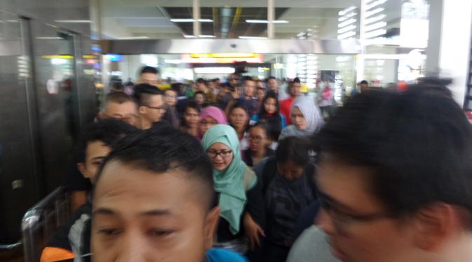 Pendiri relawan TemanAhok, Amalia Ayuningtyas dan Richard Handris Saerang tiba di Bandara Soekarno Hatta, Kota Tangerang, Minggu (5/6/2016). (Liputan6.com/Pramita Tristiawati)