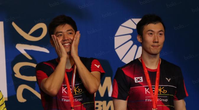 Lee Yong-dae (kiri) tersenyum kepada suporter usai mengalahkan Pasangan China, Chai Biao/Hong Wei   dengan skor 13-21, 21-13, dan 21-16 pada partai final yang berlangsung di Istora Senayan, Jakarta, Minggu (5/6/2016). (Bola.com/Nickas Hanoatubun)