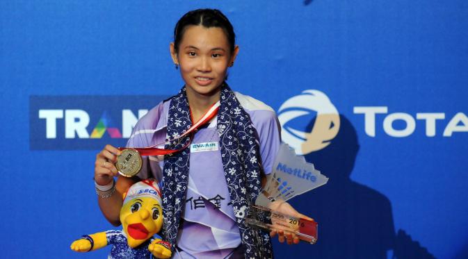 Tunggal putri Taiwan Tai Tzu Ying juara BCA Indonesia Open Super Series Premier 2016 setelah di final mengalahkan Wang Xihan dari Tiongkok, Minggu (5/6/2016). (Liputan6.com/Helmi Fithriansyah)