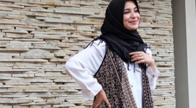 Penampilan Shireen Sungkar sangat sempurna dengan hijab dan tatanan rias yang sederhana makin membuat kecantikannya terlihat natural. Tak hanya itu, para netizen selalu memberikan komentar positif tentang gaya hijabnya. (instagram/Bintang.com)