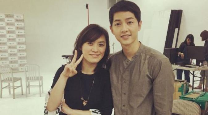 Song Joong Ki bersama salah satu alumni seniornya di kampus [foto: instagram/pinkyek]