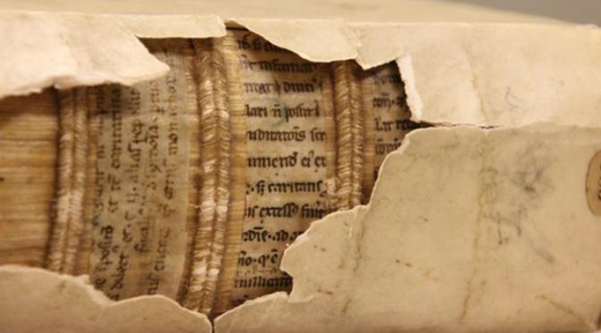 Fragmen manuskrip Abad ke-12 yang digunakan untuk menjilid buku Abad ke-16 di Perpustakaan Leiden University (Erik Kwakkel)