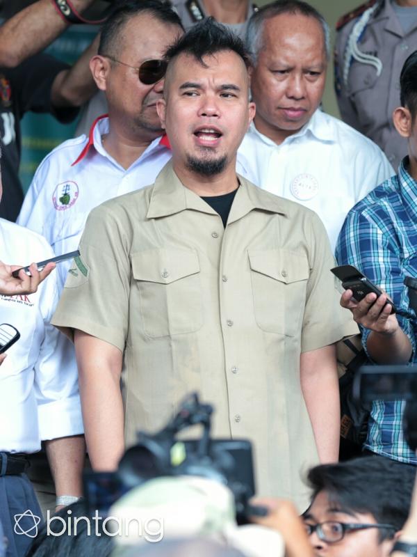 Ahmad Dhani saat di Polda Metro Jaya. (Adrian Putra/bintang.com)