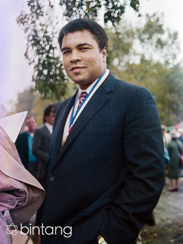 Petinju Muhammad Ali adalah sosok atlet legendaris terkenal didunia. Ali pun sangat bangga dan terhormat ketika dirinya memeluk agama Islam. Bahkan namanya masuk ke dalam 'Wall Of Fame'. (AFP/Bintang.com)