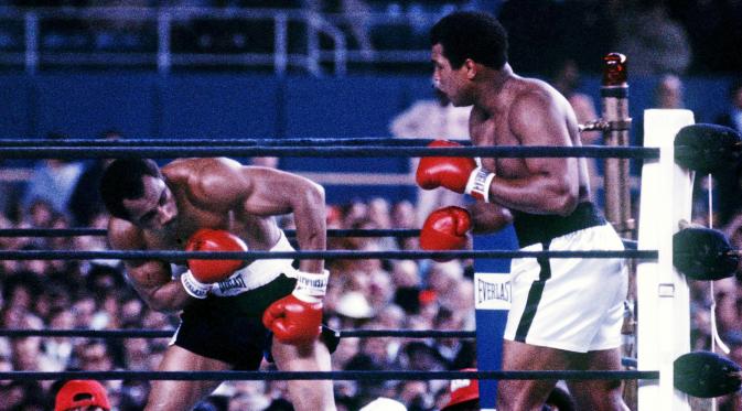 Muhammad Ali saat bertarung dengan Ken Norton dalam laga tinju kelas berat di Yankee Stadium di New York, AS, (28/9/1976). Petinju yang dulunya bernama Cassius Marcellus Clay meninggal akibat penyakit Parkinson. (REUTERS/Action Images/MSI)