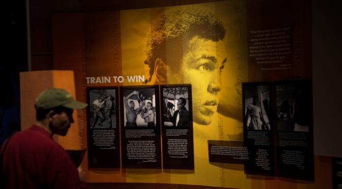 Pengunjung melihat rekam jejak petinju legendaris Muhammad Ali di Muhammad Ali Center, Louisville, Kentucky (5/6). Muhammad Ali Center ini memiliki enam lantai dengan luas 8.988 meter persegi. (AFP PHOTO/Brendan Smialowski)