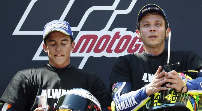 Momen jabat tangan antara Marc Marquez dan Valentino Rossi menjadi suguhan paling menarik di MotoGP Catalunya. 