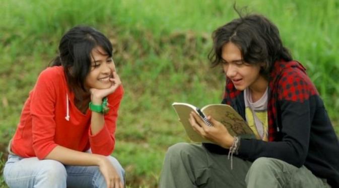 Maudy Ayunda dan Adipati Dolken di film Perahu Kertas. foto: hipwee