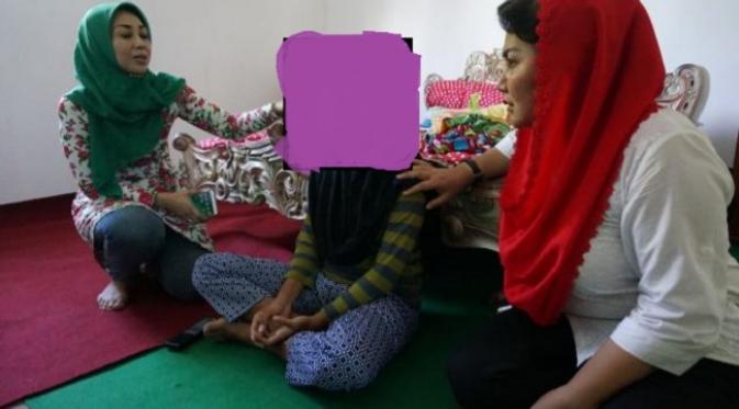 PL, bocah SD di Semarang, dikunjungi Wali Kota Semarang Hevearita Gunaryanti (kerudung merah), beberapa waktu lalu. (Liputan6.com/Edhie Prayitno Ige)