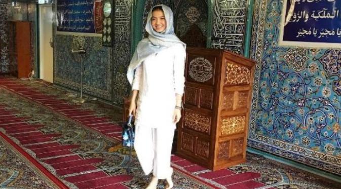 Raline Shah saat berkunjung ke sebuah masjid di Norwegia. (Instagram - @@raline_shah)