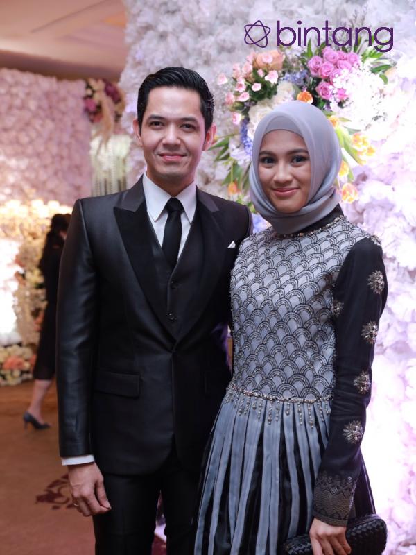 Penampilan berbeda Alyssa Soebandono setelah menikah. Istri Dude Harlino itu memutuskan berhijab setelah resmi menjadi seorang istri. Icha memantabkan selama berbulan-bulan menutup auratnya, meski tidak dipaksakan suami. (Galih W. Satria/Bintang.com)