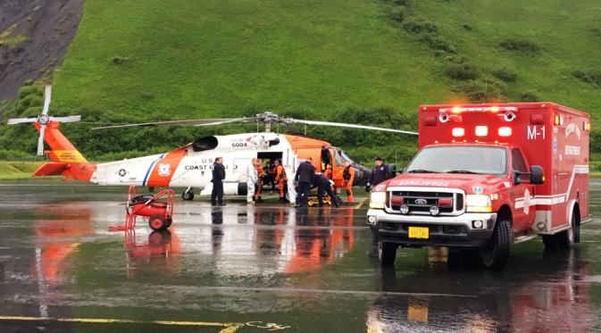 Petugas mengevakuasi korban kebakaran di Kodiak Lodge Alaska (U.S Coast Guard )