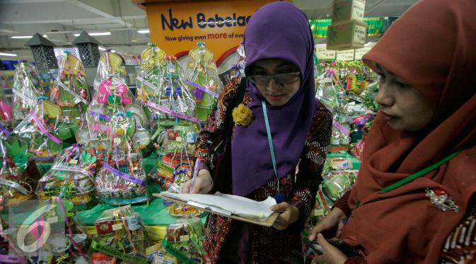 Petugas BPOM DIY ,memeriksa parcel di swalayan Progo,Yogyakarta, Selasa, (7/6/2016).(Liputan6.com/Boy Harjanto)