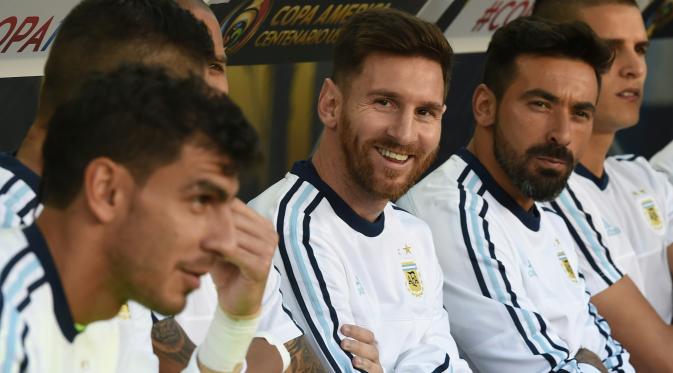 Lionel Messi saat berada di bangku cadangan pada laga Argentina kontra Cile. (Mark Ralston / AFP)