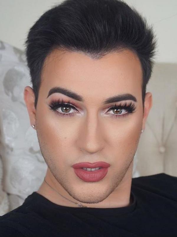 Pria cantik yang suka makeup. (via: Instagram/@mannymua733)