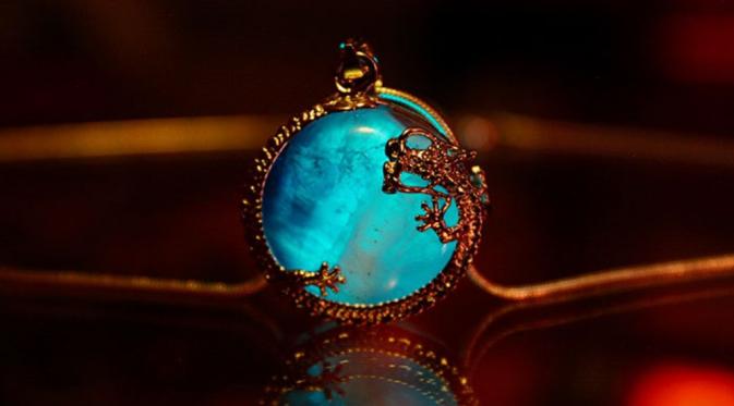 Bukan hanya indah, perhiasan menyala ini bikin kamu terlihat ajaib bila memakainya. (via: Boredpanda.com)
