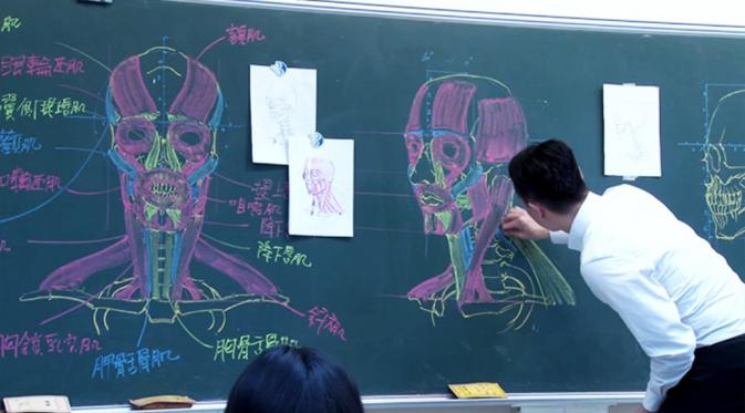Chuan-Bin Chung mengajarkan murid-muridnya tentang seluk-beluk dalam tubuh manusia menggunakan kapur. (Via: boredpanda.com)