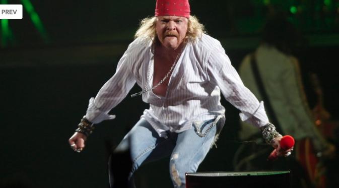 Axl Rose, vokalis Guns N' Roses saat konser di tahun 2010. (Boris Menkevich / Winnipeg Free Press)