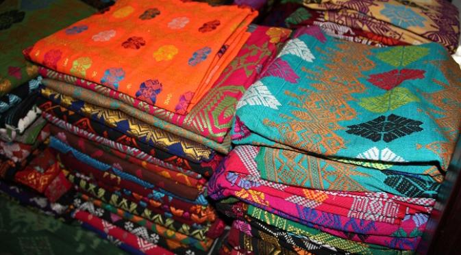 Ada dua jenis kain tenun Sukarara yang diproduksi, yaitu kain tenun ikat dan kain tenun songket.