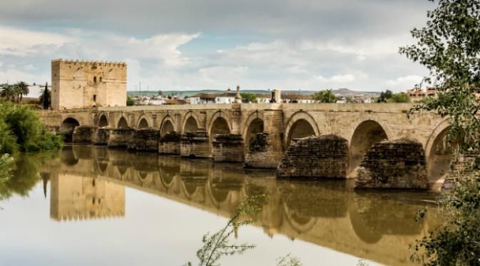 Jembatan Romawi di Córdoba – (Long Bridge of Volantis). Sejumlah drama televisi menggunakan beberapa tempat bersejarah sungguhan sebagai lokasi rekaman kisahnya. (Sumber Heritage Daily)