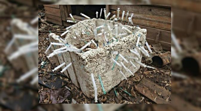 Tempat sampah dipenuhi bekas suntikan yang dipakai untuk injeksi heroin. (sumber:Daily News)