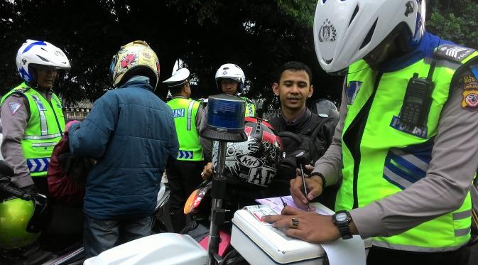 Puluhan pengendara sepeda motor ditilang dan sebagian kendaraan diangkut dalam operasi Asmara Subuh.