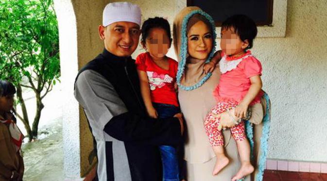 Sejak digugat cerai Ustaz Zacky Mirza, Shinta Tanjung dan dua anaknya memilih pindah ke rumah orangtua di Cianjur, Jawa Barat.