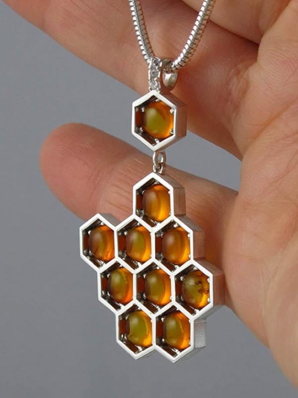 Perhiasan bentuk sarang lebah. (via: Boredpanda.com)