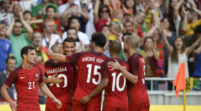 Cristiano Ronaldo melakukan selebrasi bersama pemain Portugal usai mencetak golnya ke gawang Estonia pada laga persahabatan di Estadio da Luz, Lisabon, (9/6/2016) dini hari WIB. (AFP/Patricia De Melo Moreira)